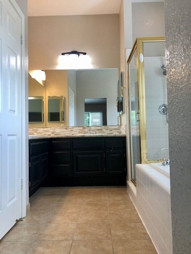 Building Photo - Spacious and beautiful 3 bedroom 2.5 bath ...