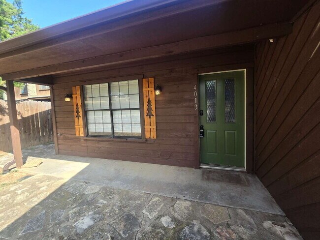 Building Photo - Stunning 1 Bedroom Condo with Gorgeous Views of Granbury Lake