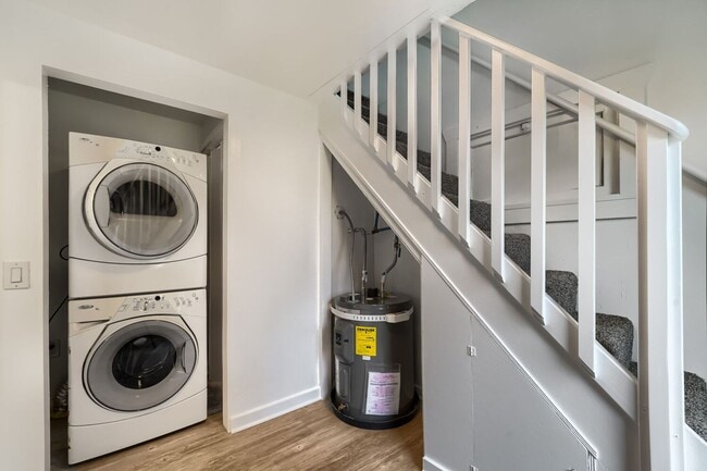 Building Photo - Bright & Charming 2bed/1bath + Mudroom Home in Tacoma!