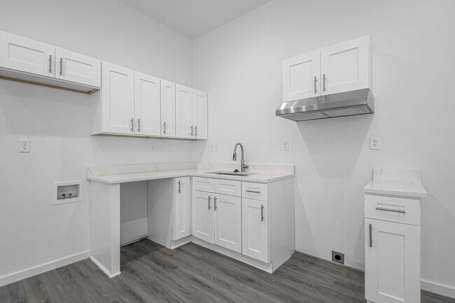 Building Photo - 214 S Park St