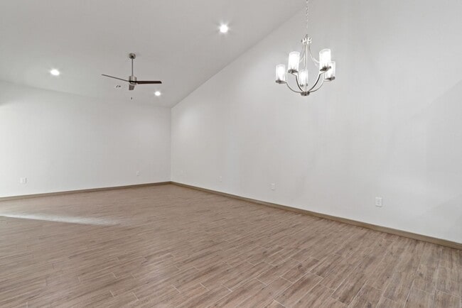 Building Photo - Newer Townhome, $400.00 off your first months rent!!!