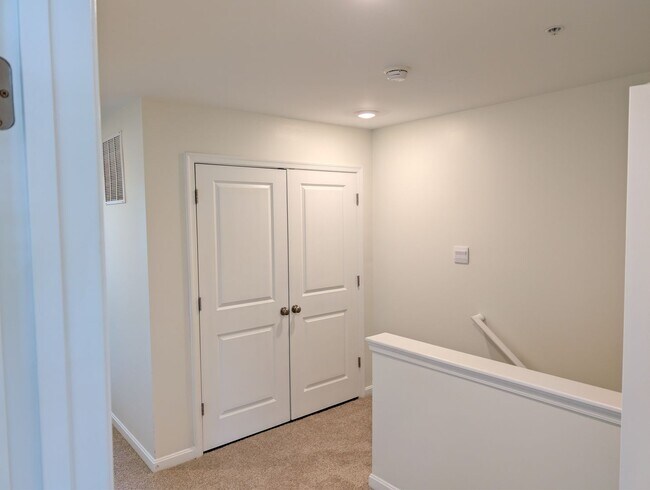 Building Photo - 450 Locust Run Dr