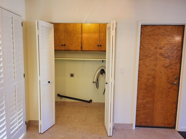 Building Photo - 1033 Meadow Way