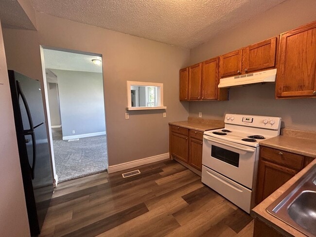Building Photo - 3 Bedroom 2 Bath House in Moline with a Bo...