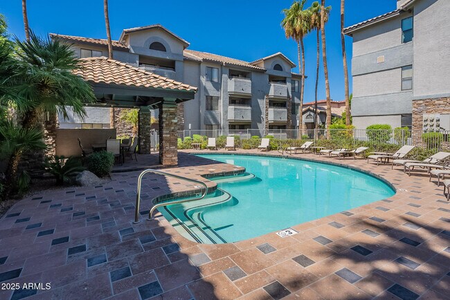 Building Photo - 2025 E Campbell Ave