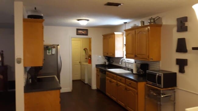 Building Photo - Available JULY 1st! Beautiful clean open concept home!