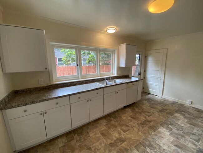 Building Photo - 17 Mile Drive Cottage!