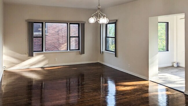 Building Photo - 5219 S Greenwood Ave
