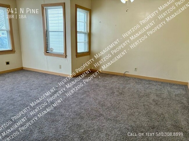 Building Photo - 941 N Pine-