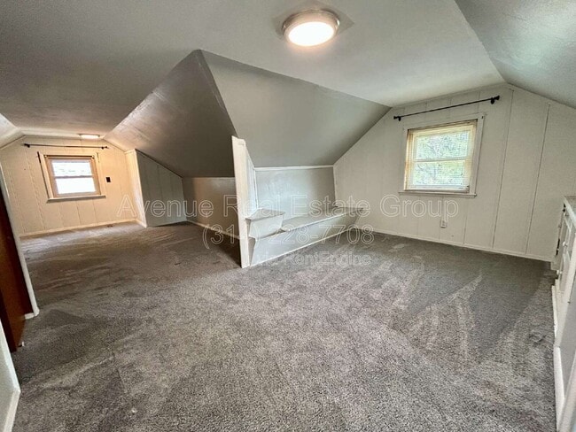 Building Photo - 9215 Meadowbrook Ln