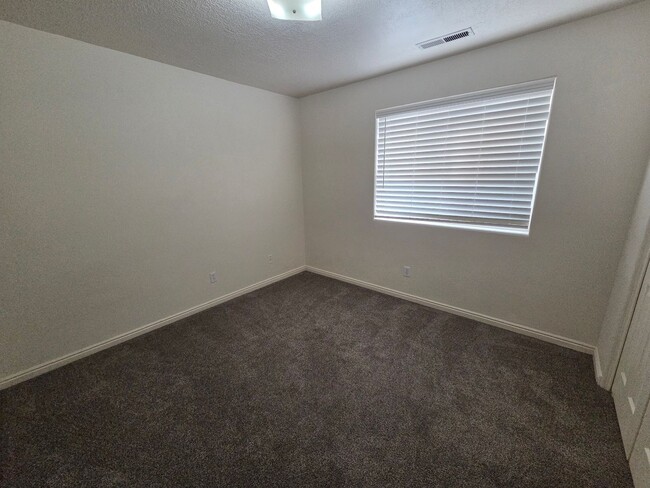 Building Photo - 2 Bed Apartment - Ready to GO!