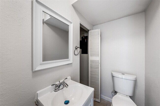 Building Photo - 2304 Barton Village Cir