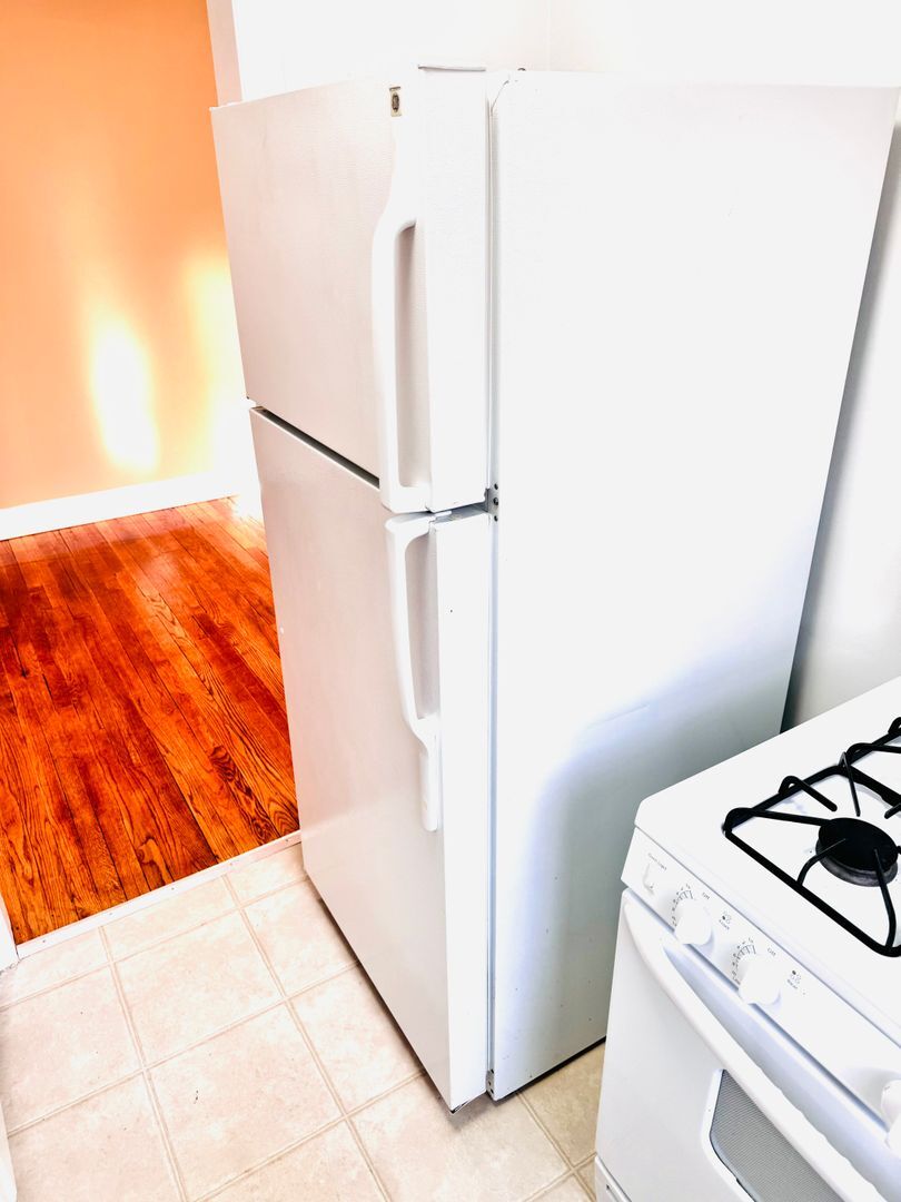 Building Photo - 908 Hudson Ave