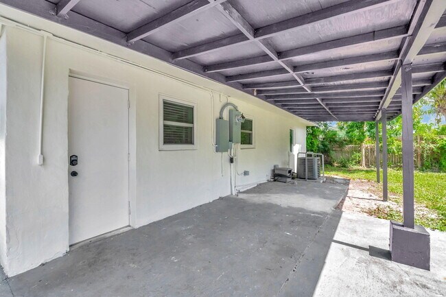 Building Photo - 222 SW 14th Ave