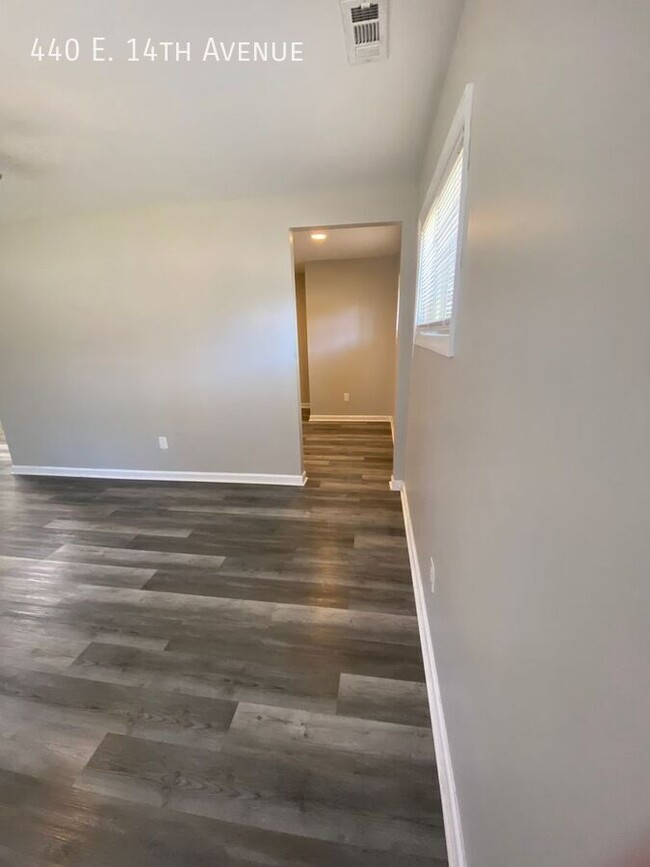 Building Photo - Newly Updated 2 Bedroom Available NOW!