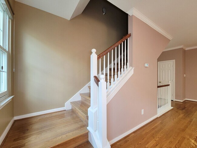 Building Photo - Great opportunity to lease a wonderful town home in the Montrose /Midtown location and within eas...