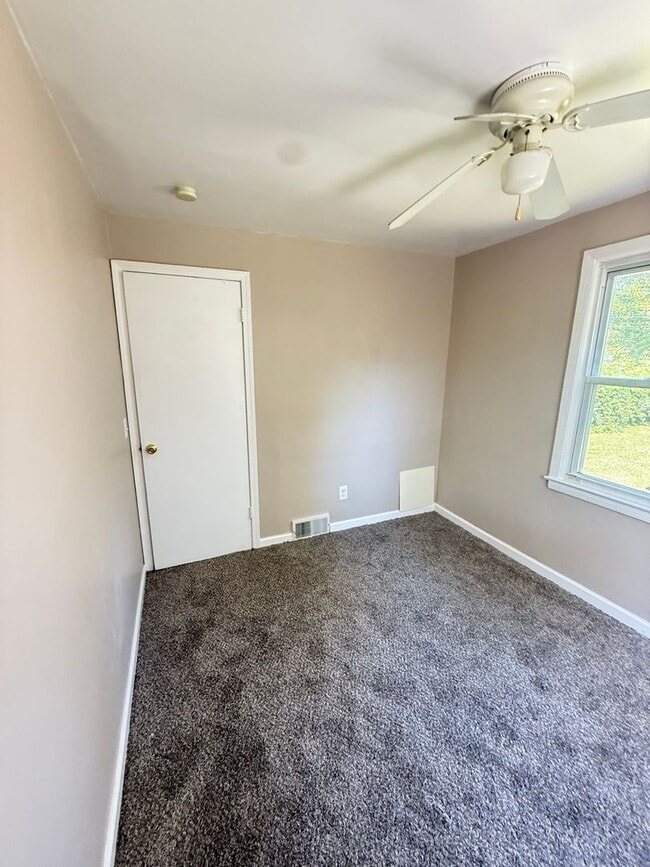 Building Photo - 3 BEDROOM HOME IN WARREN