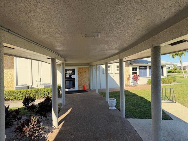 Building Photo - 1113 Lake Terrace