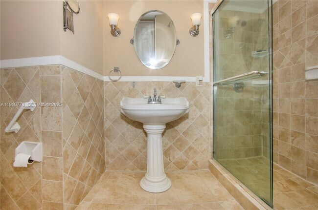 Building Photo - 1301 NE Miami Gardens Dr