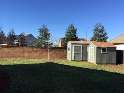 Building Photo - Manteca 4 Bedroom 1/2 bath 2 Car Garage ta...