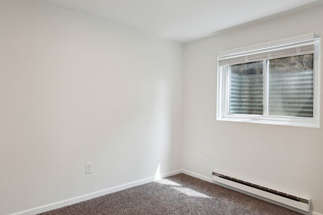 Building Photo - 1421 Spruce Ave