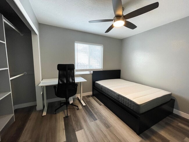 Building Photo - BACK-TO-SCHOOL SPECIAL!  Move in with just a $500 Security Deposit! Private Furnished Bedroom Acr...