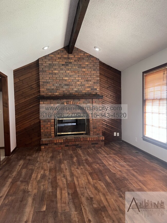 Building Photo - Spacious Parkville Ranch
