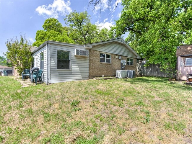 Building Photo - 616 Whispering Oak Rd