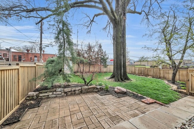 Building Photo - Gorgeous East Crestwood Home