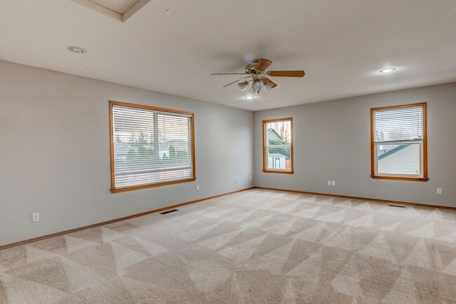 Building Photo - 4 bedroom, 3 bath Dog Friendly Home!