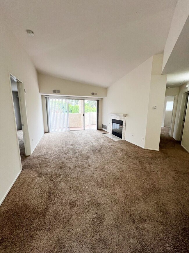 Building Photo - 2 Bed/2 Bath Third Level Condo at City Scene!