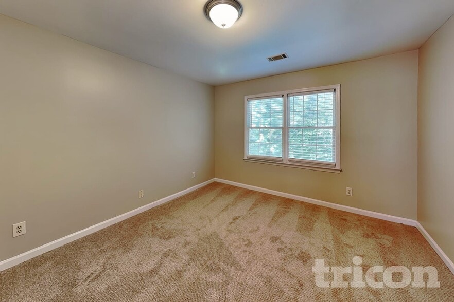 Building Photo - 1040 Huntcliff NE