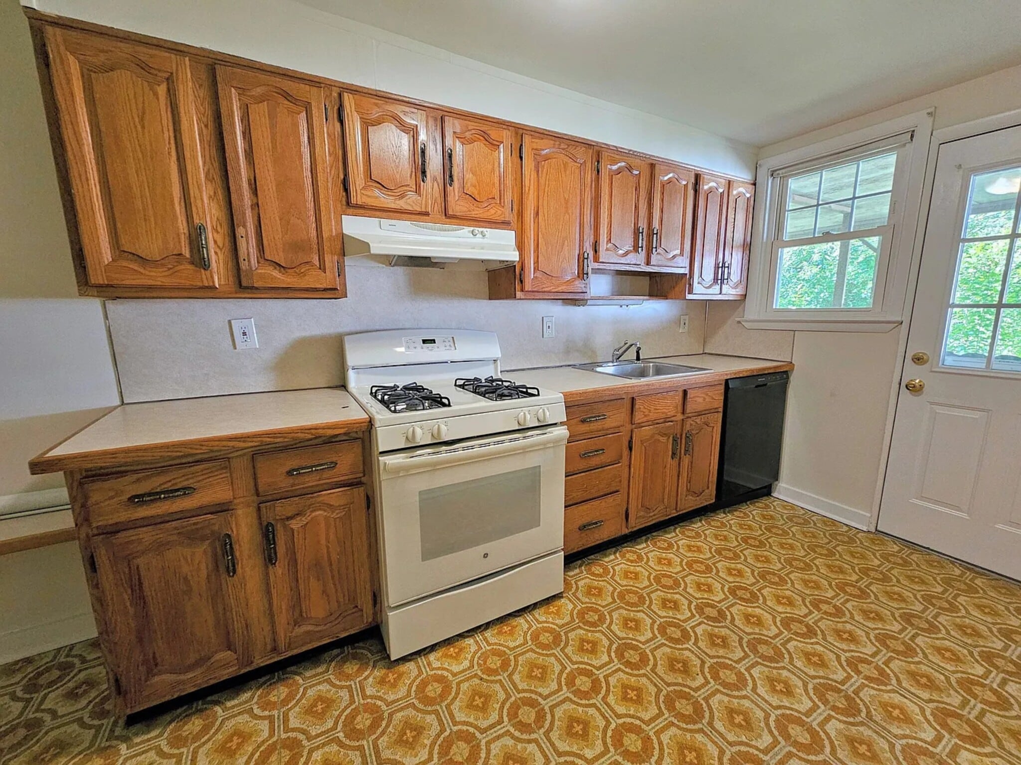 Building Photo - 738 E Railroad Ave