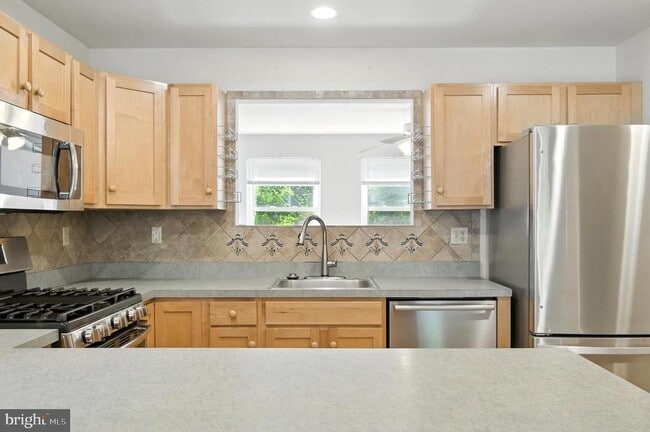 Building Photo - 3241 Henson Ave