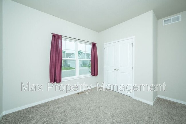 Building Photo - 425 SE Willow Run Ln