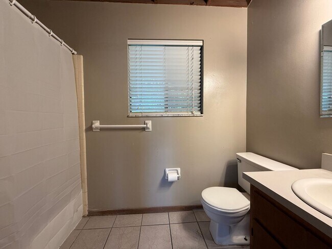 Building Photo - 2 story townhome bear CASCADES PARK w/ W/D
