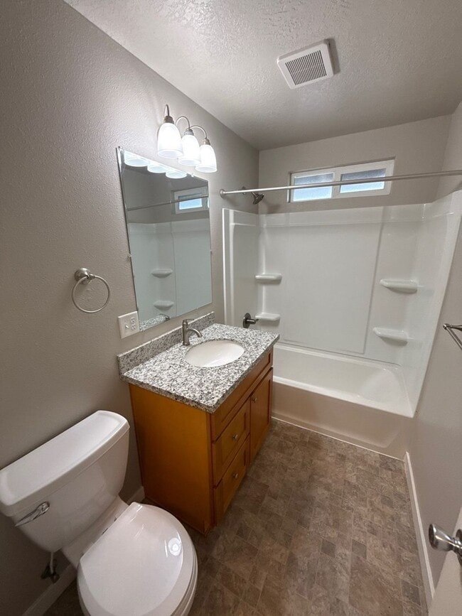 Building Photo - 2236 Hoyt St SE