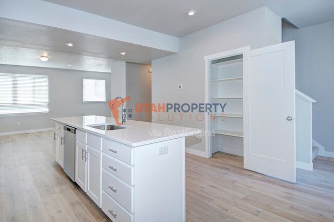 Building Photo - 992 W 380 S