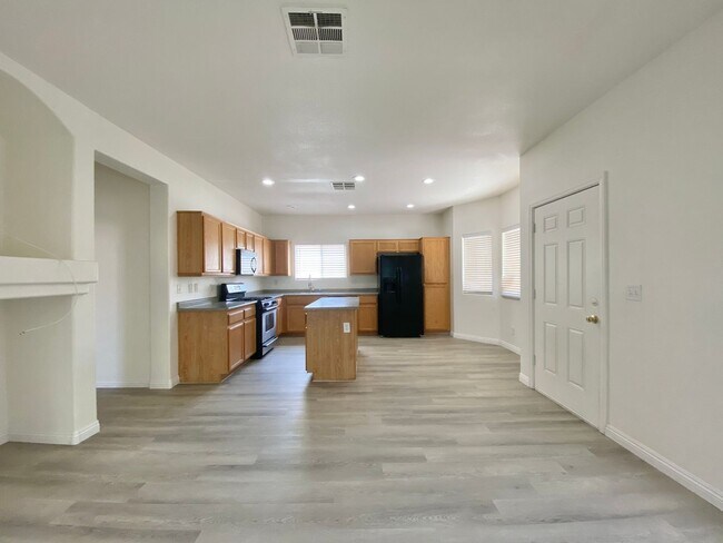 Building Photo - Nice two-story single family house with 3 bedrooms and 2 baths