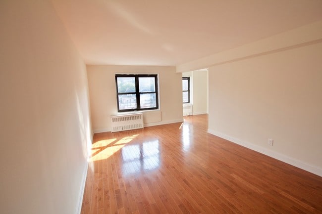 Building Photo - 200 W Kingsbridge Rd