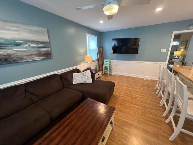 Building Photo - 406 N Dorset Ave