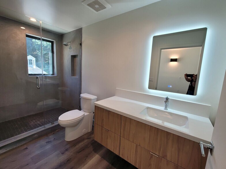 Building Photo - 862 Moraga Dr