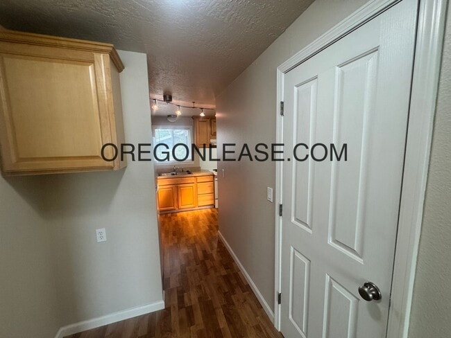 Building Photo - 2 Bed one bath South Hills duplex