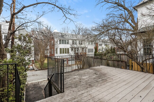 Building Photo - 2927 Cathedral Ave NW