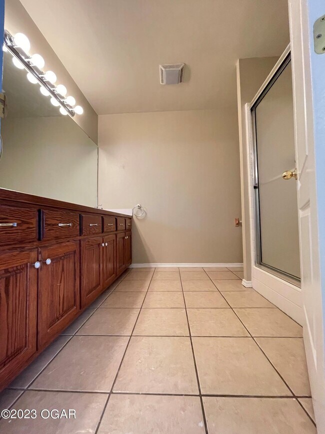 Building Photo - 913 Briarview Dr