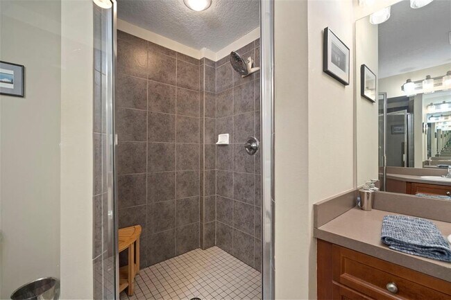 Building Photo - 435 S Oregon Ave