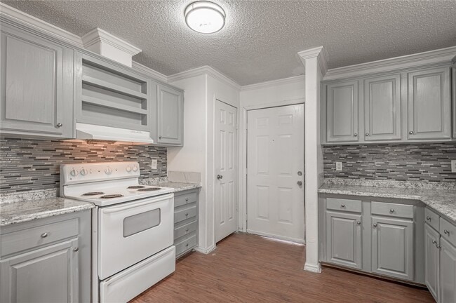 Building Photo - 144 Varsity Dr