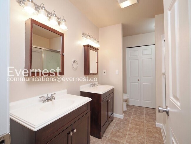 Building Photo - 2 Bed, 1.5 Bath Condo with Off-Street Parking / Available Now!