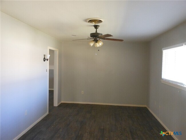 Building Photo - 1441 Robin Ln