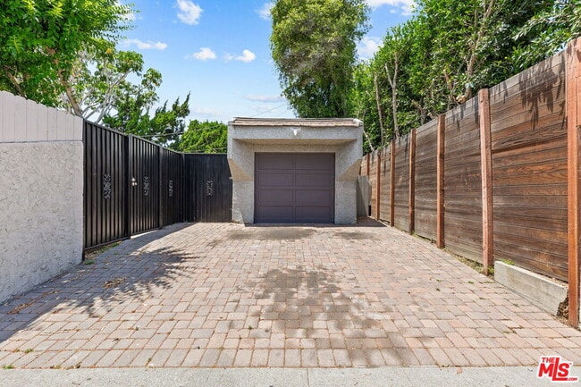 Building Photo - 2148 Veteran Ave